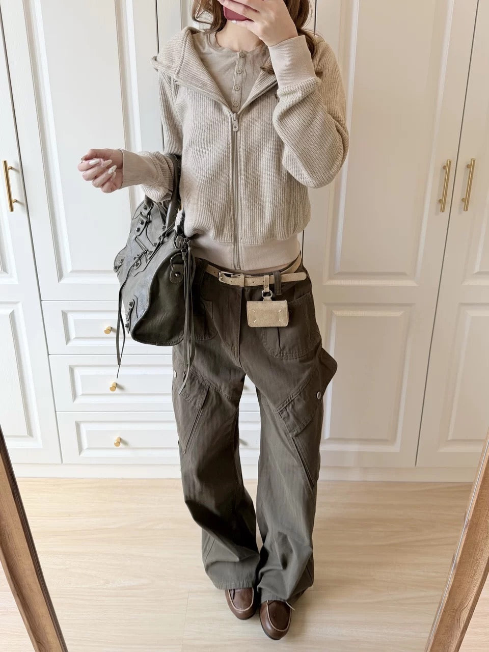 MADWITCH Contrast Stitch Multi-Pocket Cargo Trousers A647, army brown washed canvas contrast stitch big pocket draped wide floor-length with oat waffle zip hoodie brown loafers, unisex amekaji citywalk outfit